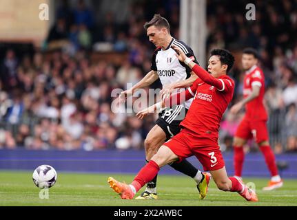 Fulham’s Joao Palhinha im Kampf gegen Liverpool’s Wataru Endo während des Premier League Spiels im Craven Cottage, London. Bilddatum: Sonntag, 21. April 2024. Stockfoto