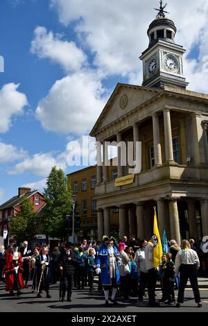 Chard, Somerset, Großbritannien. April 2024. Die Stadt ruft die Führung der Parade auf der Fore Street Sonntag, 21. April 2024 Credit: Melvin Green / Alamy Live News Credit: MELVIN GREEN/Alamy Live News Saint Georges Day Parade Walking Too Saint Marys Church for a Service. Stockfoto