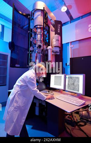 Bildgebung mit Atomauflösung mit TEM, hochauflösendes Transmissionselektronenmikroskop-Labor HR-TEM, Materialcharakterisierung im Nanobereich, Real-t Stockfoto