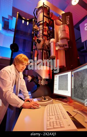 Bildgebung mit Atomauflösung mit TEM, hochauflösendes Transmissionselektronenmikroskop-Labor HR-TEM, Materialcharakterisierung im Nanobereich, Real-t Stockfoto