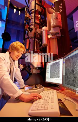 Bildgebung mit Atomauflösung mit TEM, hochauflösendes Transmissionselektronenmikroskop-Labor HR-TEM, Materialcharakterisierung im Nanobereich, Real-t Stockfoto