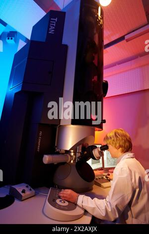 Bildgebung mit Atomauflösung mit TEM, hochauflösendes Transmissionselektronenmikroskop-Labor HR-TEM, Materialcharakterisierung im Nanobereich, Real-t Stockfoto