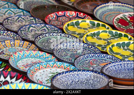 Teller und Töpfe auf einem Straßenmarkt in der Stadt Buchara, Usbekistan. Traditionelle Andenken. Stockfoto