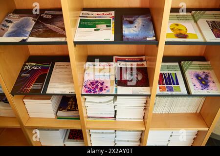 Wissenschaftszeitschriften. Ruhebereich. CIC nanoGUNE. Nano Science Genossenschaftsforschungszentrum. Donostia. San Sebastian. Gipuzkoa. Baskenland. Spanien. Stockfoto