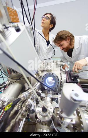 Forschung zur Erforschung der Gesetze von Magnetismus, Optik und Elektronik auf der Skala von Atomen und Molekülen. Tieftemperatur-Scanning-Sondenmikroskopie auf Stockfoto