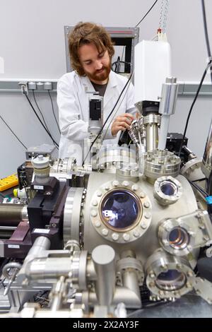 Forschung zur Erforschung der Gesetze von Magnetismus, Optik und Elektronik auf der Skala von Atomen und Molekülen. Tieftemperatur-Scanning-Sondenmikroskopie auf Stockfoto