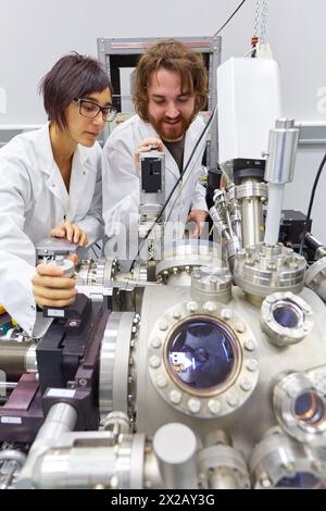 Forschung zur Erforschung der Gesetze von Magnetismus, Optik und Elektronik auf der Skala von Atomen und Molekülen. Tieftemperatur-Scanning-Sondenmikroskopie auf Stockfoto