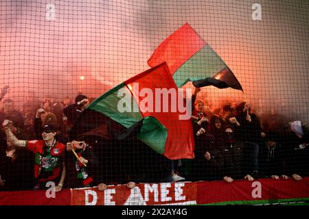 ROTTERDAM - NEC-Fans zündeten am 21. April 2024 im Feyenoord Stadium de Kuip ein Feuerwerk beim Endspiel des TOTO KNVB Cup zwischen Feyenoord und NEC Nijmegen. ANP OLAF KRAAK Stockfoto