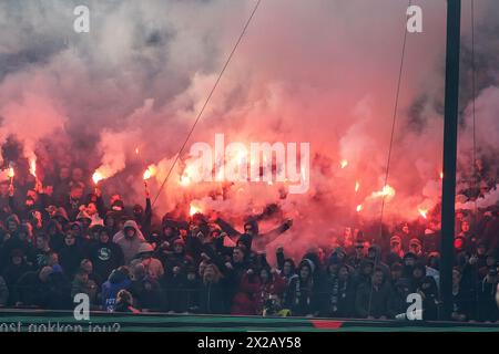 Rotterdam, Niederlande. April 2024. ROTTERDAM, NIEDERLANDE - 21. APRIL: Feyenoord-Fans mit Feuerwerk während des TOTO KNVB Cup Endspiels zwischen Feyenoord und NEC im Stadion Feyenoord am 21. April 2024 in Rotterdam, Niederlande. (Foto von Andre Weening/Orange Pictures) Credit: Orange Pics BV/Alamy Live News Stockfoto