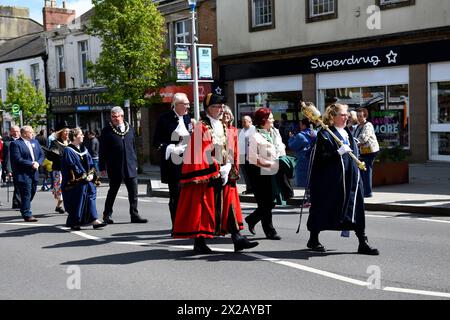 Chard, Somerset, Großbritannien. April 2024. VIPs auf Parade auf Fore Street Sonntag, 21. April 2024 Credit: Melvin Green / Alamy Live News Credit: MELVIN GREEN/Alamy Live News Saint Georges Day Parade Walking Too Saint Marys Church for a Service. Stockfoto