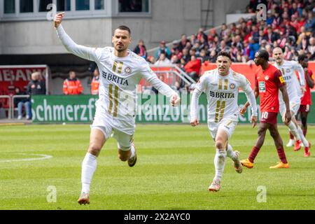 20.04.2024, Fußball 2. Bundesliga, Saison 2023/24, 30. Spieltag: 1. FC Kaiserslautern gegen SV Wehen Wiesbaden (1:1). Großer Jubel nach dem Ausgleichs Stockfoto