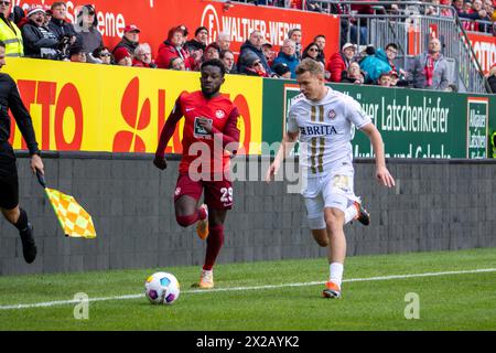 20.04.2024, Fußball 2. Bundesliga, Saison 2023/24, 30. Spieltag: 1. FC Kaiserslautern gegen SV Wehen Wiesbaden (1:1). Richmond Tachie (29, 1. FC Kaise Stockfoto