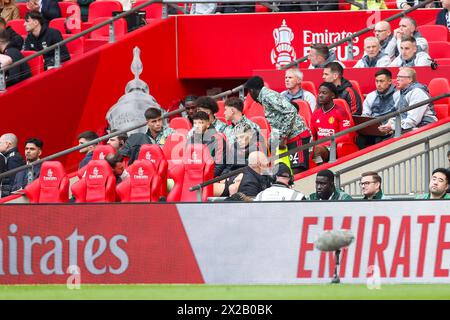 London, Großbritannien. April 2024. Manchester United Nachwuchs Manchester United Mittelfeldspieler Kobbie Mainoo (37) Manchester United Stürmer Alejandro Garnacho (17) während des Halbfinalspiels Coventry City FC gegen Manchester United FC Emirates FA Cup im Wembley Stadium, London, England, Vereinigtes Königreich am 21. April 2024 Credit: Every Second Media/Alamy Live News Stockfoto