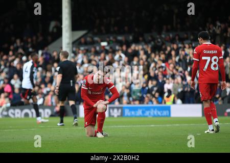 London, Großbritannien. April 2024. Ein frustrierter Andrew Robertson aus Liverpool, nachdem Fulham die Punktzahl während des Premier League-Spiels zwischen Fulham und Liverpool am 21. April 2024 im Craven Cottage in London, England, ausgeglichen hatte. Foto von Carlton Myrie. Nur redaktionelle Verwendung, Lizenz für kommerzielle Nutzung erforderlich. Keine Verwendung bei Wetten, Spielen oder Publikationen eines einzelnen Clubs/einer Liga/eines Spielers. Quelle: UK Sports Pics Ltd/Alamy Live News Stockfoto