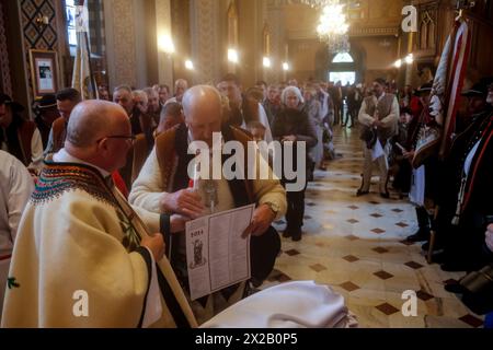 Ludzmierz, Polen 21. April 2024. Die Hochländer in ihrer traditionellen Kleidung nehmen an einer heiligen Messe im Heiligtum unserer Lieben Frau von Ludźmierz Teil, während die Weidezeit mit traditionellen Folklore- und religiösen Feiern beginnt, die lokal Redyk genannt werden, im Tatra-Gebirge in Ludźmierz, Südpolen. Redyk beginnt traditionell um den 23. April, eine Zeit, in der Schafhirten, die lokal Baca genannt werden, Schafherden aus Dörfern aufwärts nehmen, weg von der Zivilisation für die etwa ein halbes Jahr dauernde Weidezeit. Der Saisonbeginn ist eine festliche Zeit für die Hochländer aus Tatra und diesem Teil von Karpaty AS Stockfoto