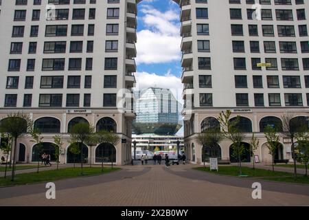 Weißrussland, Minsk - 29. Mai 2023: Hochhaus-ähnliches weißes Gebäude mit einer massiven Glaskuppel in der Mitte, Nationalbibliothek Stockfoto