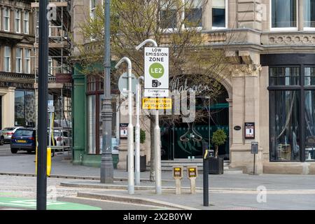 Dundee, Schottland, Vereinigtes Königreich, unterzeichnet für die Zone mit niedrigen Emissionen – LEZ-System zur Verbesserung der Luftqualität, das ab dem 30. Mai 2024 durchgesetzt wird. Stockfoto