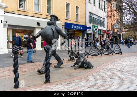 Skulptur des verzweifelten Dan und anderer Charaktere aus den Comics Dandy und Beano DC Thomson – auf dem Comic Characters Trail, Dundee, Schottland, Großbritannien Stockfoto