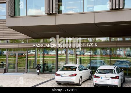 Garching, Bayern, Deutschland - 11. April 2024: Max-Planck-Institut für Physik Bauen mit Logo in Garching *** Max-Planck-Institut für Physik Gebäude mit Logo in Garching Stockfoto