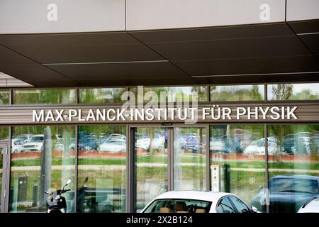 Garching, Bayern, Deutschland - 11. April 2024: Max-Planck-Institut für Physik Bauen mit Logo in Garching *** Max-Planck-Institut für Physik Gebäude mit Logo in Garching Stockfoto