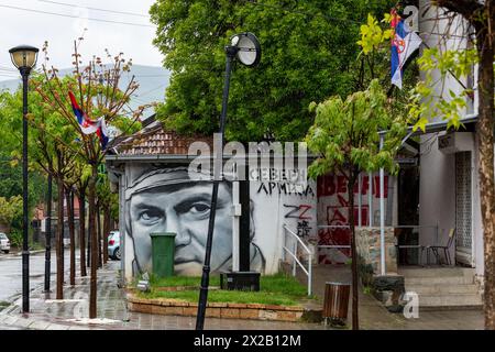 Zvecan, Kosovo. April 2024. Graffiti, die den bosnischen serbischen Kriegsverbrecher Ratko Mladic feiern, die Aktionen der russischen Streitkräfte in der Ukraine mit dem Symbol „Z“ loben und die Aufschrift „SEVERNA RMIJA“ (deutsch: Nördliche Armee) tragen, werden in der Nähe der Gemeinde Zvecan ausgestellt, während die Wahlstationen im nördlichen Kosovo am 21. April 2024 geschlossen werden. Die Wähler bestimmen die Abschiebung von vier ethnischen albanischen Bürgermeistern in Gebieten mit serbischer Mehrheit nach einer Petition im Januar. Der Wahlgang braucht eine Wahlbeteiligung von über 50 %, während ein serbischer Partyboykott stattfindet. Quelle: VX Pictures/Alamy Live News Stockfoto