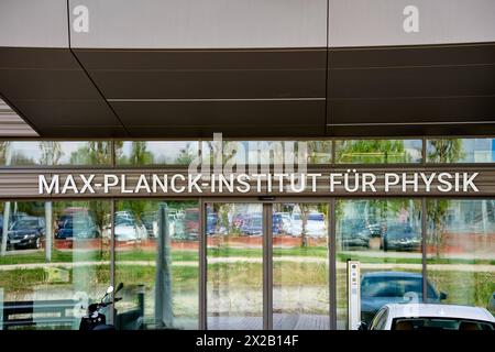 Garching, Bayern, Deutschland - 11. April 2024: Max-Planck-Institut für Physik Bauen mit Logo in Garching *** Max-Planck-Institut für Physik Gebäude mit Logo in Garching Stockfoto