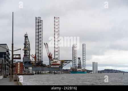 Valaris 123 Aufbock- oder Aufbock-Bohrfahrzeug oder Plattform in Dundee, Schottland, Großbritannien am Fluss Tay mit dem Valaris Viking im Hintergrund. Stockfoto