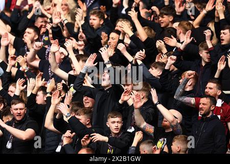 Glasgow, Schottland. 21. April 2024; Hampden Park, Glasgow, Schottland: Halbfinale des Scottish Cup Football, Rangers versus Heart of Midlothian; Hearts Fans Credit: Action Plus Sports Images/Alamy Live News Stockfoto