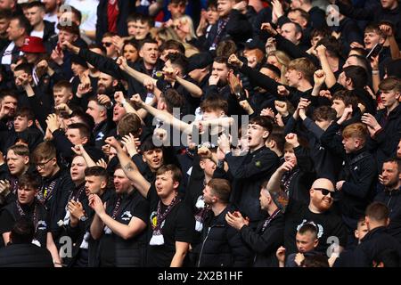 Glasgow, Schottland. 21. April 2024; Hampden Park, Glasgow, Schottland: Halbfinale des Scottish Cup Football, Rangers versus Heart of Midlothian; Hearts Fans Credit: Action Plus Sports Images/Alamy Live News Stockfoto