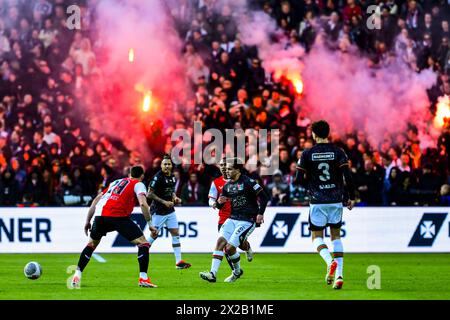 ROTTERDAM - Feyenoord-Fans zündeten am 21. April 2024 im Feyenoord Stadium de Kuip ein Feuerwerk beim Endspiel des TOTO KNVB Cups zwischen Feyenoord und NEC Nijmegen. ANP OLAF KRAAK Stockfoto