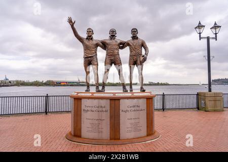 Statue zu drei Rugbyspielern von Cardiff, die erfolgreich in die Rugby-Liga in England wechselten Stockfoto