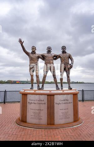 Statue zu drei Rugbyspielern von Cardiff, die erfolgreich in die Rugby-Liga in England wechselten Stockfoto