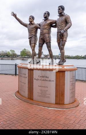 Statue zu drei Rugbyspielern von Cardiff, die erfolgreich in die Rugby-Liga in England wechselten Stockfoto