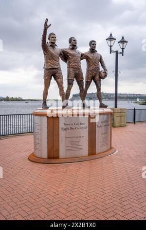 Statue zu drei Rugbyspielern von Cardiff, die erfolgreich in die Rugby-Liga in England wechselten Stockfoto