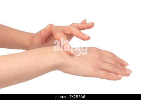 Beige Creme Tube in Frauenhänden isoliert auf weißem Hintergrund. Creme-Farbmuster auf der Frauenhand. Hautpflegekonzept. Stockfoto