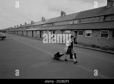 Foto Copyright 1996 von John Angerson Lady: Spaziergang durch ein Wohngebiet in Ashington in Northumberland, Großbritannien. 1996 Stockfoto