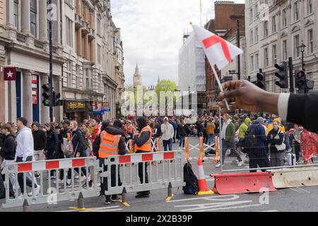 London, Großbritannien. April 2024. Treffpunkt an der Ziellinie des TCS London Marathon in der Mall, Westminster, beginnend am London Blackheath Park für insgesamt 26,2 km, kommen etwa 50 000 Läufer aus der ganzen Welt. Quelle: xiu bao/Alamy Live News Stockfoto