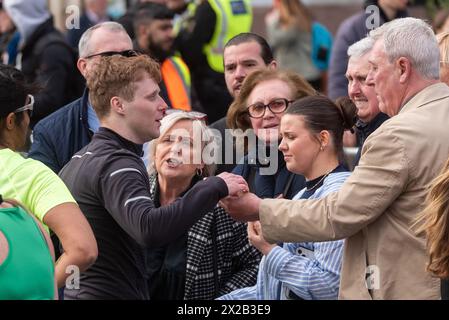 Tower Hill, London, Großbritannien. April 2024. Rund 50.000 Menschen nehmen am TCS London Marathon 2024 Teil, darunter die weltbesten Elite-Läufer und Rollstuhlsportler. Die Massen von Club- und Fun-Läufern folgen ihnen, wobei viele große Summen für wohltätige Zwecke sammeln und oft in schicken Kleidern laufen und für verschiedene Klassen Guinness-Weltrekorde anstreben. EastEnders Schauspieler Jamie Borthwick spielt die Rolle des Jay Brown, mit Unterstützern in der Menge Stockfoto