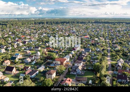 Kleine Siedlung mit Häusern in ländlichen Gebieten, Litauen. Stockfoto