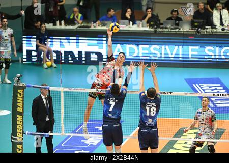 Monza, Italien. April 2024. Wassim Ben tara von Sir Safety Susa Perugia greift während der MINT Vero Volley Monza gegen Sir Safety Susa Perugia für das zweite Legalspiel der Super Lega Credem Banca am 21. April 2024 in der Opiquad Arena in Monza an. Monza gewinnt das Spiel mit einem Ergebnis von 3-2 Credit: Tiziano Ballabio/Alamy Live News Stockfoto