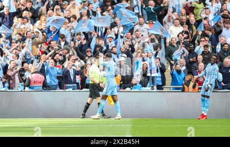 London, Großbritannien. April 2024. Coventry City Stürmer Haji Wright (11) erzielt ein TOR 3-3 und feiert mit Coventry City Stürmer Fabio Tavares (30) beim Halbfinalspiel Coventry City FC gegen Manchester United FC Emirates FA Cup im Wembley Stadium, London, England, Großbritannien am 21. April 2024 Credit: Every Second Media/Alamy Live News Stockfoto