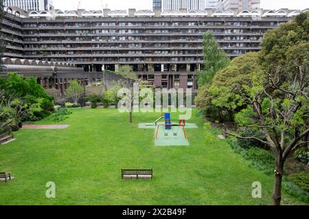 Barbican Wohnungen, Spielplatz und Privatgäste Thomas More Garden auf dem Barbican Estate im Frühjahr in der City of London England, Großbritannien KATHY DEWITT Stockfoto