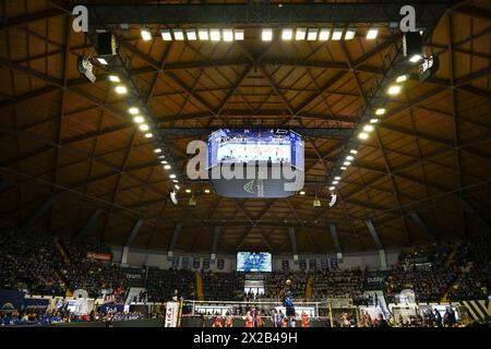 Monza, Italien. April 2024. Allgemeine Ansicht der Opiquad Arena während der MINT Vero Volley Monza gegen Sir Safety Susa Perugia für das Finale der Super Lega Credem Banca am 21. Avril 2024 in der Opiquad Arena in Monza, Italien. Monza gewinnt das Spiel mit einem Ergebnis von 3-2 Credit: Tiziano Ballabio/Alamy Live News Stockfoto