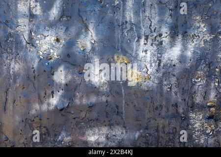 Natürliche Risse, dunkel blau-weiß Kontrast, alte Betonwand, strukturierter rauer Zement. Stockfoto