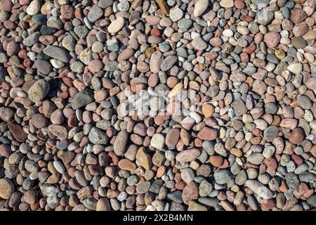 Abstrakter Natur-Kieselhintergrund. Braune Kieselstruktur. Steinhintergrund. Strand mit Kieselsteinen. Wunderschöne Natur. Flachbild-Foto. Stockfoto