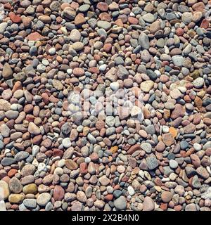 Blick von oben auf den runden Meeressteinboden. Quadratisches Foto. Stockfoto