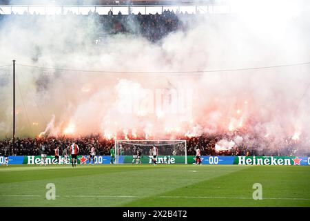Rotterdam, Niederlande. April 2024. ROTTERDAM, NIEDERLANDE - 21. APRIL: Fans mit Feuerwerk während des TOTO KNVB Cup Endspiels zwischen Feyenoord und NEC im Stadion Feyenoord am 21. April 2024 in Rotterdam, Niederlande. (Foto: Broer van den Boom/Orange Pictures) Credit: Orange Pics BV/Alamy Live News Stockfoto