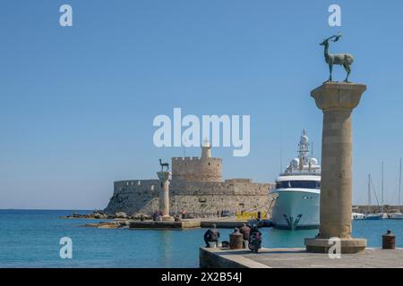 Elafos und Elafina, Hirsch und Hintern, Skulpturen auf Säulen, Hafeneingang Mandraki Hafen, Festung Agios Nikolaos mit Leuchtturm, Rhodos, Dodecan Stockfoto