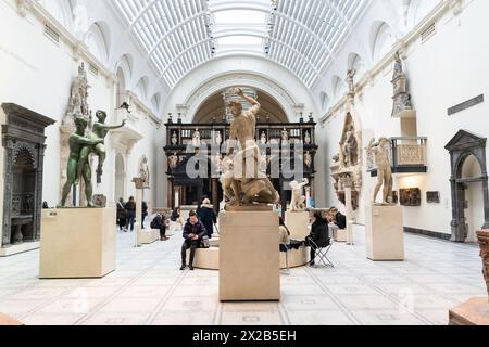 Mittelalter und Renaissance 1350 - 1600 Flügel im V&A Museum mit Nord- und südeuropäischer Kunst, bestehend aus dramatischen Bronze- und Steinskulpturen Stockfoto