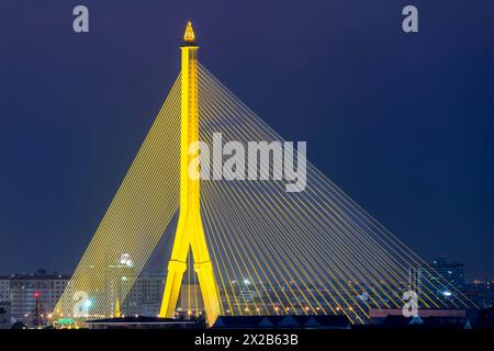 Die beleuchtete Rama VIII Brücke über Mae Nam Chao Praya, Bangkok, Thailand Stockfoto